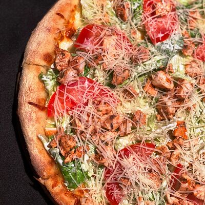 Пицца Цезарь 33 см в Бакинский Chef по цене 745 ₽