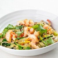 Феттуччине из зеленой гречки с овощами, куркумой и креветками в Gallery to go