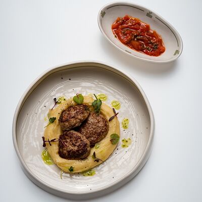 Янд. Котлетки из индейки с картофельным пюре и домашним лечо в NoSugar bakery по цене 975 ₽