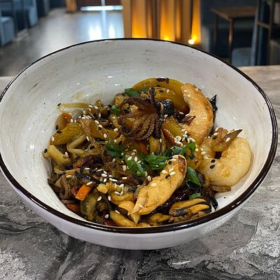 Фунчоза с морепродуктами в Суши-бар Макото по цене 700 ₽