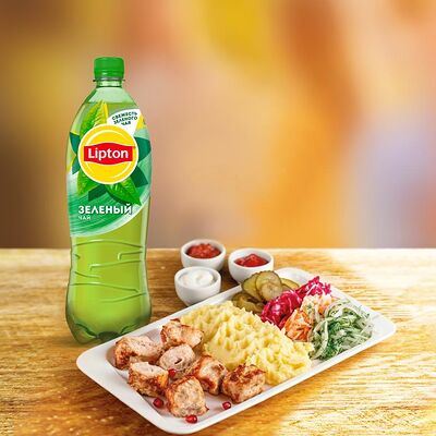 Шашлык из курицы с гарниром, салатом и соусами+ Чай 