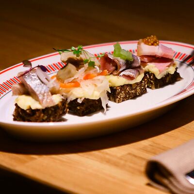 Сет маленьких бутербродов в Тарелочки по цене 650 ₽