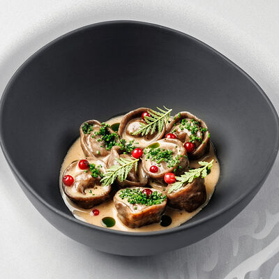 Солодовые пельмени из оленя с моченой брусникой и зеленью в Sadko по цене 578 ₽