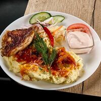 Жареная курица с картофельным пюре в До-ма