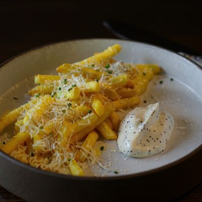 Картофель фри с соусом Блю чиз в Harvey & Monica по цене 380 ₽