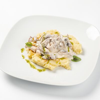 Бефстроганов из телятины с грибами и картофельным пюре в Матрешка по цене 720 ₽