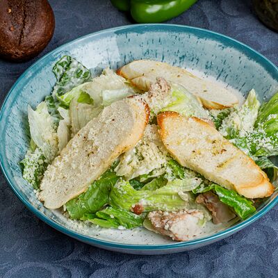 Салат Цезарь с цыпленком в Космос по цене 490 ₽