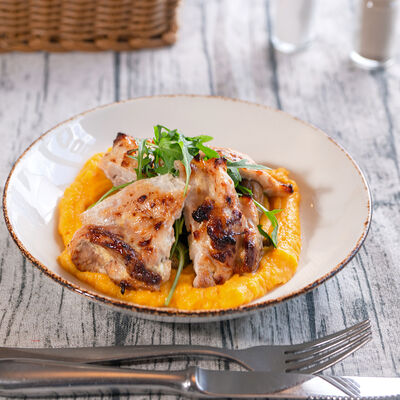 Запечённый цыплёнок с тыквенным кремом в Mollie’s Mews по цене 730 ₽