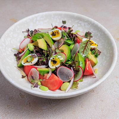 Салат с авокадо и помидорами в Bocconcino по цене 1160 ₽