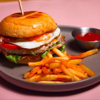 Бургер с курицей и яйцом в Co.mein по цене 665 ₽