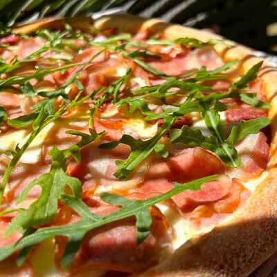 Мясная пицца в Чёрноморская пицца по цене 520 ₽