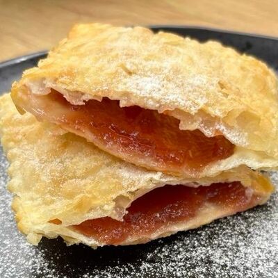 Пирожок с клубничным джемом в Чебурек номер 1 по цене 180 ₽