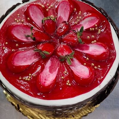 Торт с малиной и вишней в Shafran по цене 220000 сум