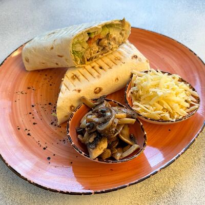 Шаверма сырная с курой и грибами в Пойду Поем по цене 430 ₽