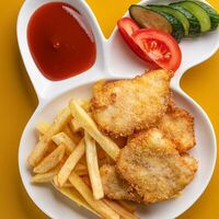 Куриные наггетсы с картофелем фри в T-Cafe
