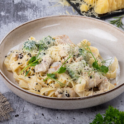 Фетучини с курицей и грибами в Refettorio по цене 720 ₽