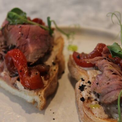 Брускетта с нежным ростбифом и запеченным перцем в Raison D’être по цене 340 ₽