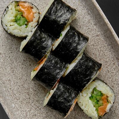 Маки с лососем и огурцом в 96 азиаток по цене 610 ₽