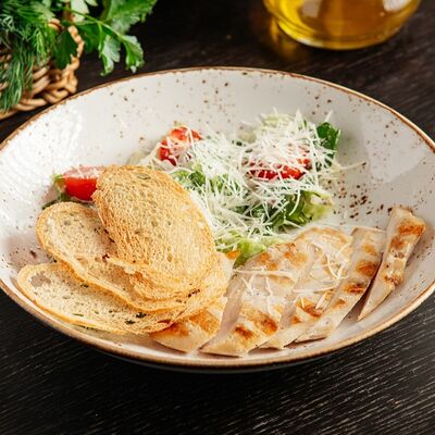 Салат Цезарь с куриным филе в Crazy Hunter по цене 590 ₽