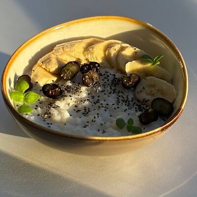 Рисовая каша со свежими бананами и семенами чиа на коровьем молоке в ОГОРОДБАР по цене 240 ₽