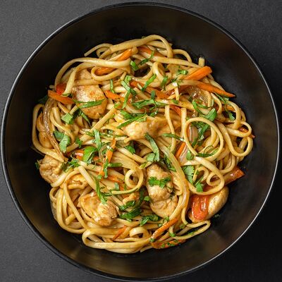 Вок с курицей в кокосовом соусе в Joly Woo по цене 675 ₽