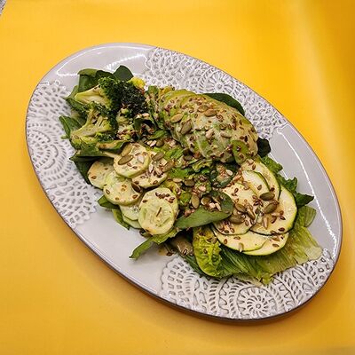 Зелёный салат с ореховой заправкой в Bon Bistrot по цене 640 ₽