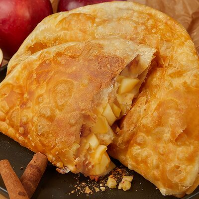Чебурек Теплый Яблочный Штрудель в Чебуречная Дайте два, пожалуйста по цене 235 ₽