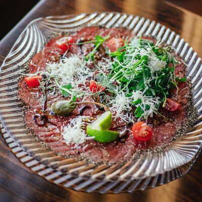 Карпаччо из марморной говядины в Макадамия по цене 870 ₽