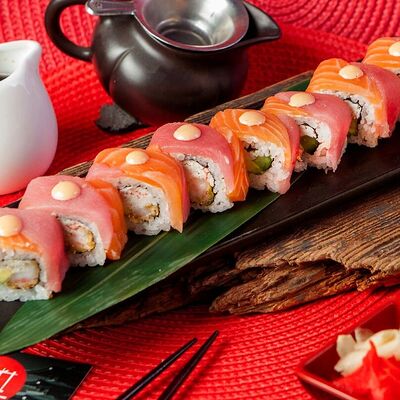 Рейнбоу ролл Тунец и лосось в Рыбин Гуд Sushi Premium по цене 800 ₽