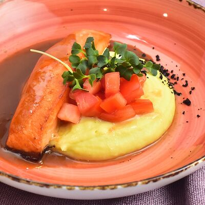 Лосось с соусом якитори и картофельное пюре с васаби в Самое популярное кафе по цене 1070