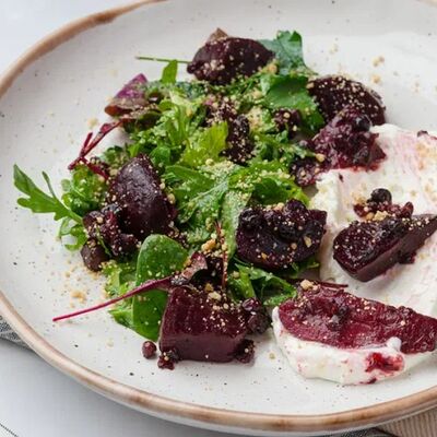 Салат свекольный с грушей и муссом из корта в Смена вкуса по цене 290 ₽