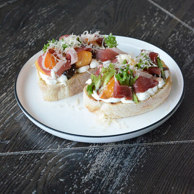 Брускетта сезонная с уткой в Гости, бистро по цене 540 ₽