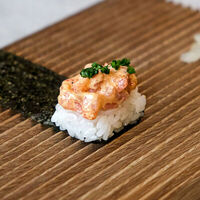 Острый Хэнд ролл Лосось и тобико в She