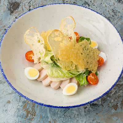 Салат Цезарь с куриным филе в На Парах по цене 390