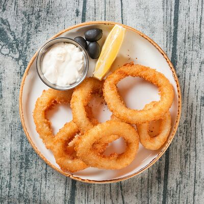 Кольца кальмаров с соусом спайси в Molly Malone по цене 760 ₽