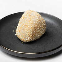 Онигири с лососем и сливочным сыром в Kuji Sushi