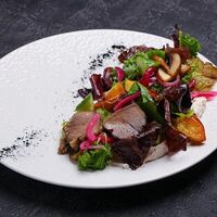 Салат с обжаренным языком в Kitchen lab