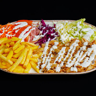 Денер с курицей на тарелке в Гриль Хаус по цене 625 ₽