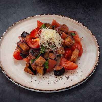 Салат с хрустящими баклажанами в Campus Grill по цене 670 ₽