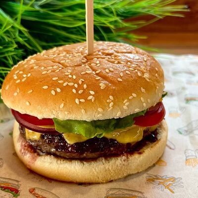 Бургер с говяжьей котлетойв Сытый Серж по цене 480 ₽