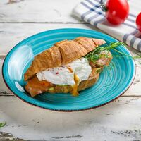 Круассан с лососем и яйцом пашот в Пицца 25