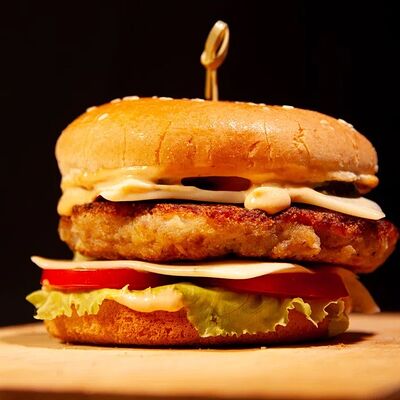 Бургер с говядиной в Avenue Food 87 по цене 590 ₽