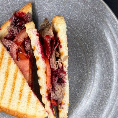 Сэндвич с говядиной в клюквенном соусе в Coffee Room по цене 395 ₽