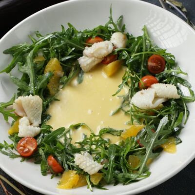 Салат с кальмаром и соусом Манго-кокос в Rich Lounge по цене 580 ₽