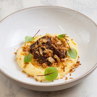 Телячьи щечки с картофельным пюре в DEQUFO