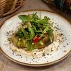 Запечённый баклажан с томатами, рукколой, орехами и кунжутным хумусомв Чакапули по цене 930