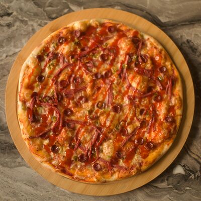 Бомба с охотничьими колбасками, сервелатом, халапеньо в Чё, по пицце? по цене 838 ₽