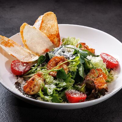 Цезарь с креветкой в Mono по цене 900 ₽