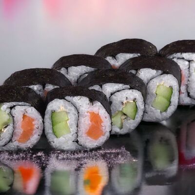 Инь-янь с лососем и огурцом в Fix sushi 300 по цене 500 ₽