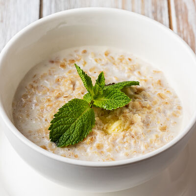 Овсяная каша с карамелизированной грушей и грецким орехом в Кофейня на Остоженке по цене 590 ₽